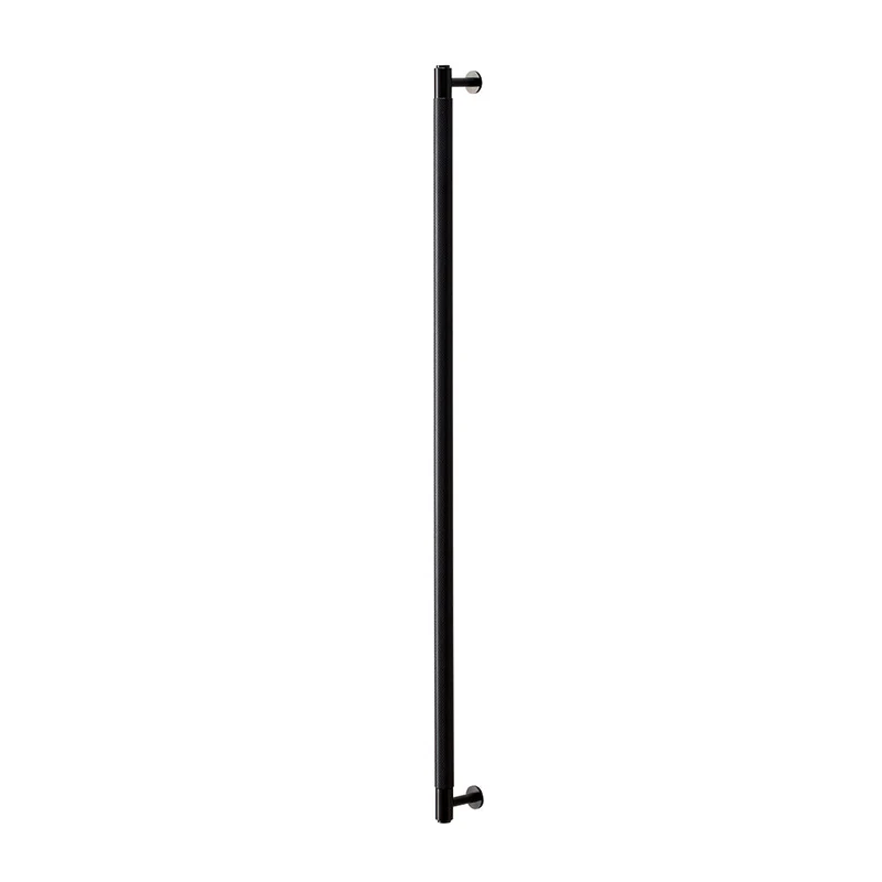 Cross dubbelsidigt dörrhandtag i svart aluminium med diamantslipat mönster 774 mm • Buster + Punch
