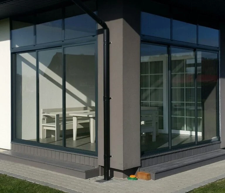 Skyvbare og faste partier i aluminium