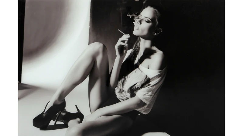 Tavla Woman with cigarette 120x80